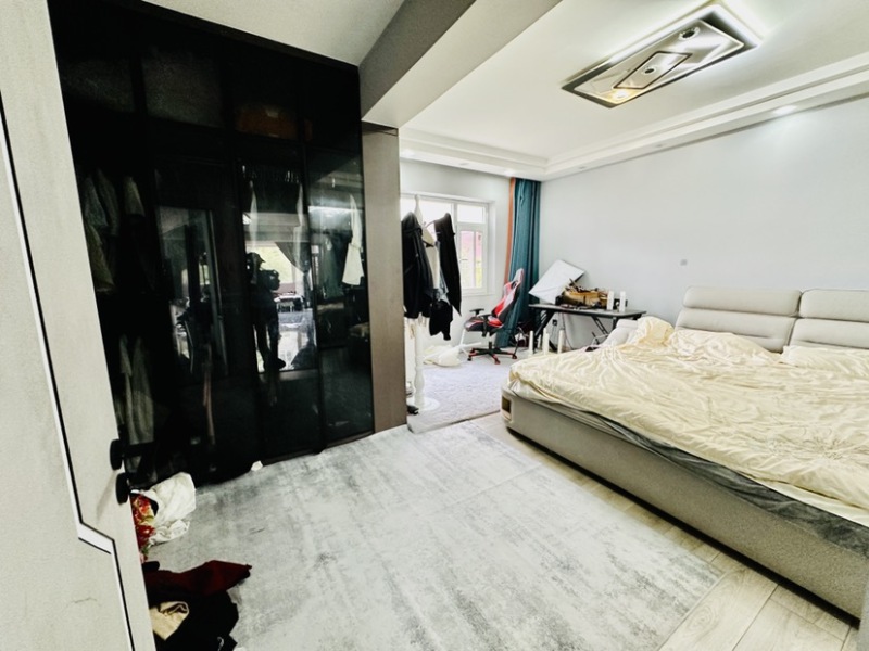 4室2廳2陽臺 北京路花苑臥室