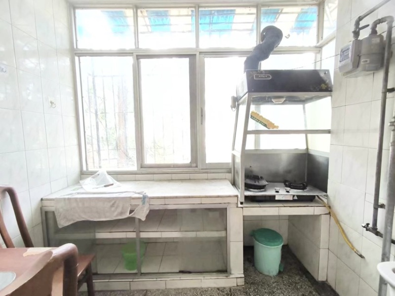 3室2廳1陽臺 寧靜小區(qū)廚房