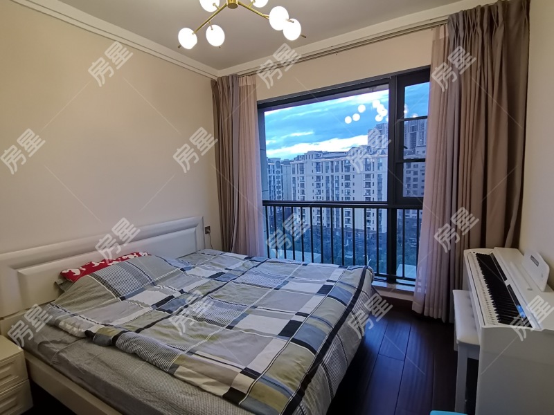 5室2廳2陽臺 萬科銀海泊岸瀾庭臥室