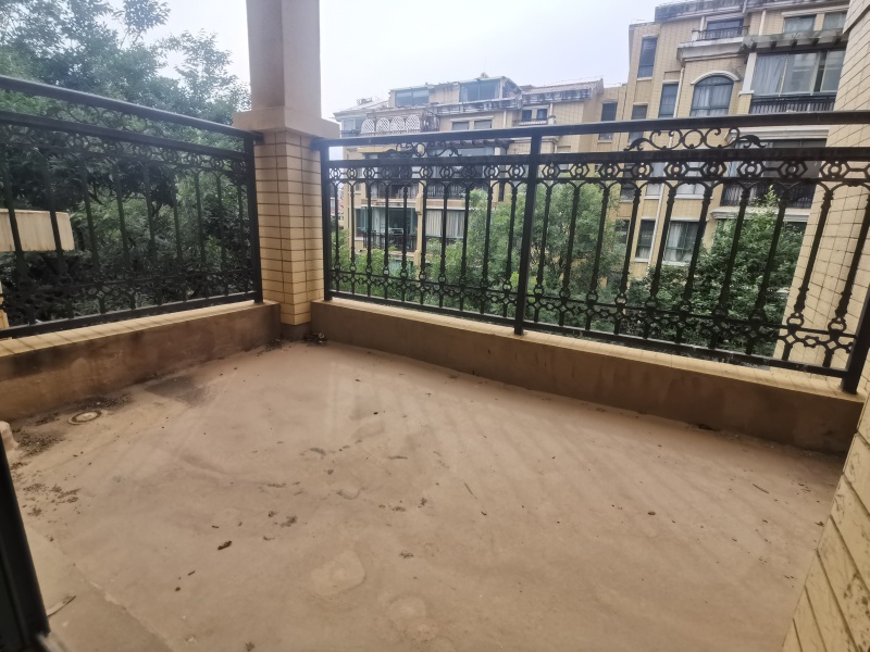 5室3廳3陽臺 貴研自然界別墅陽臺