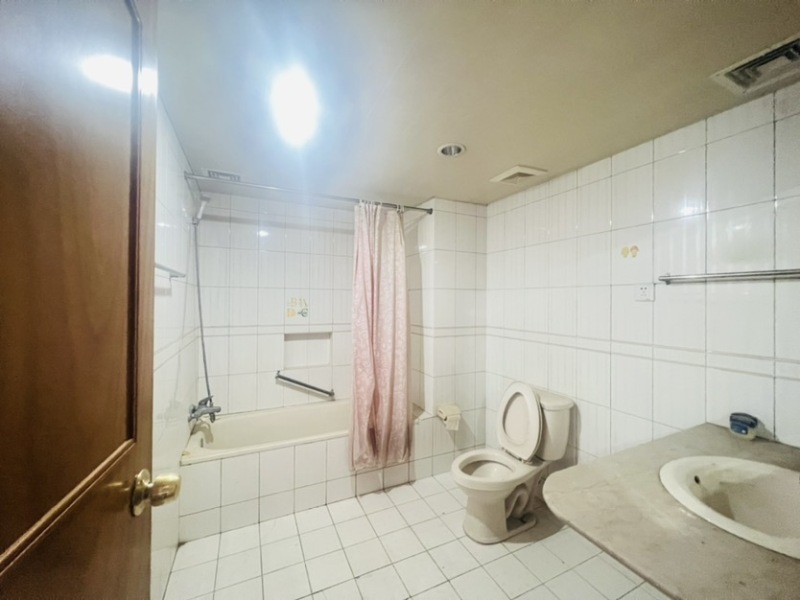 4室2廳2陽臺 金實小區(qū)衛(wèi)生間