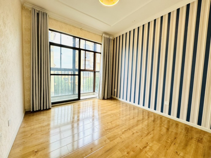 5室2廳2陽(yáng)臺(tái) 萬和花園臥室