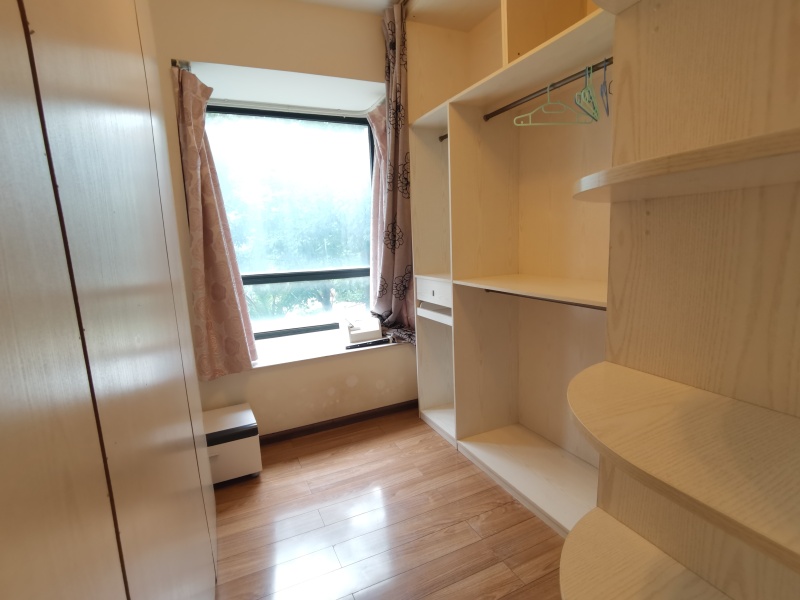 3室2廳1陽臺(tái) 上東城臥室