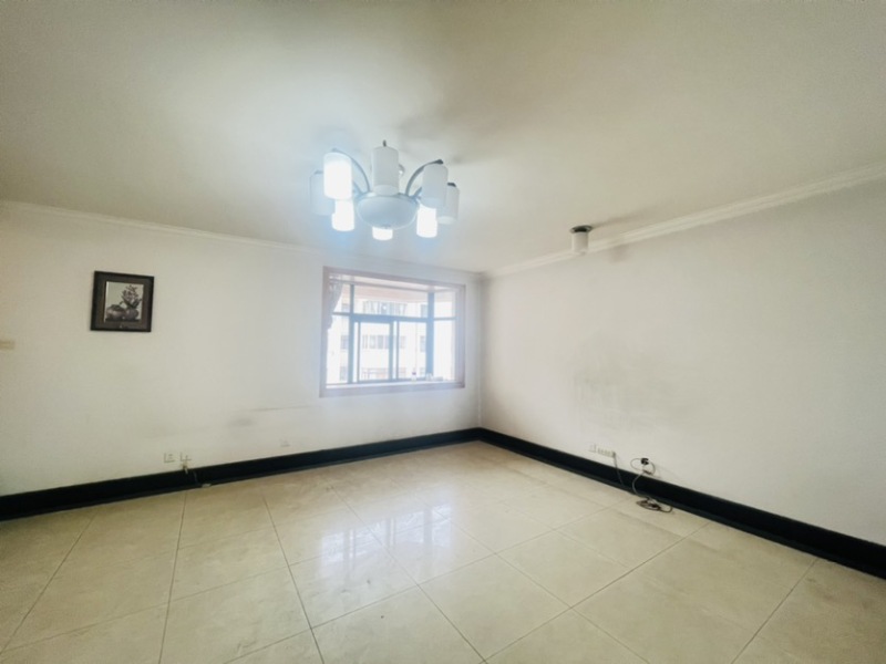 4室2廳2陽臺 金實小區(qū)客廳