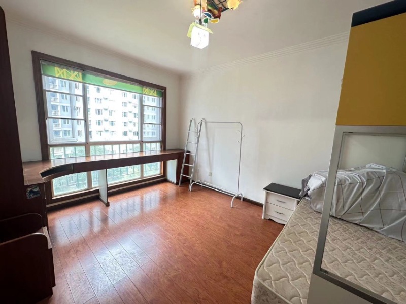 3室2廳2陽(yáng)臺(tái) 世紀(jì)城玉春苑臥室