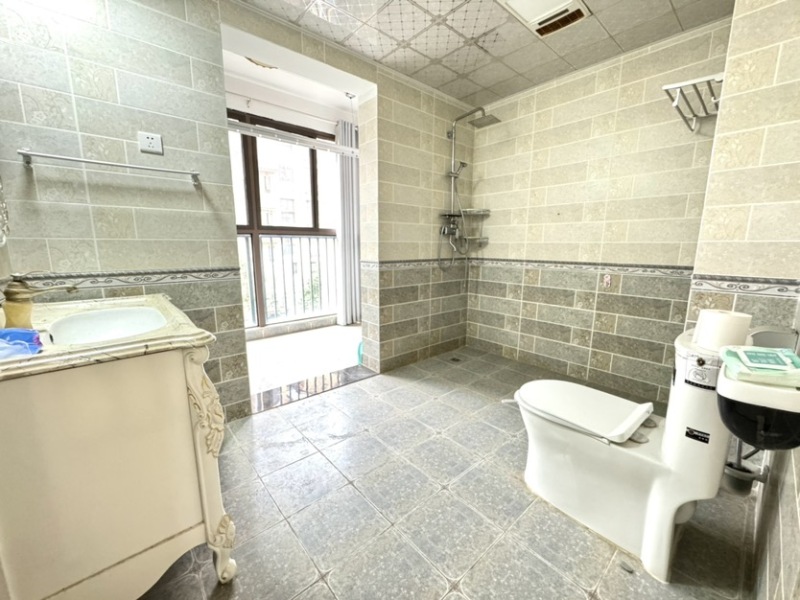 5室2廳2陽(yáng)臺(tái) 萬和花園衛(wèi)生間