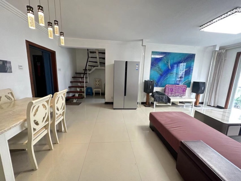 3室2廳2陽(yáng)臺(tái) 世紀(jì)城玉春苑門(mén)廳