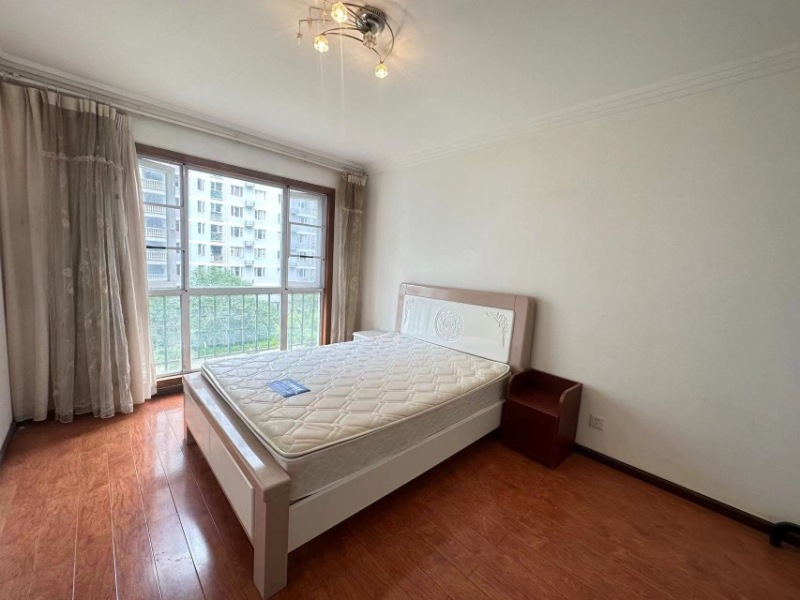 3室2廳2陽(yáng)臺(tái) 世紀(jì)城玉春苑臥室