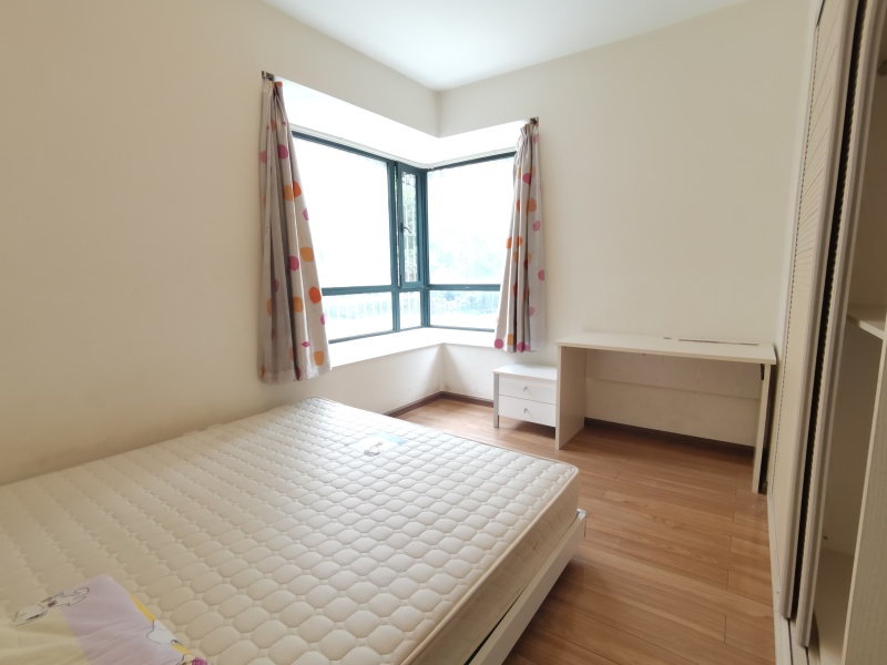 3室2廳1陽臺(tái) 上東城臥室