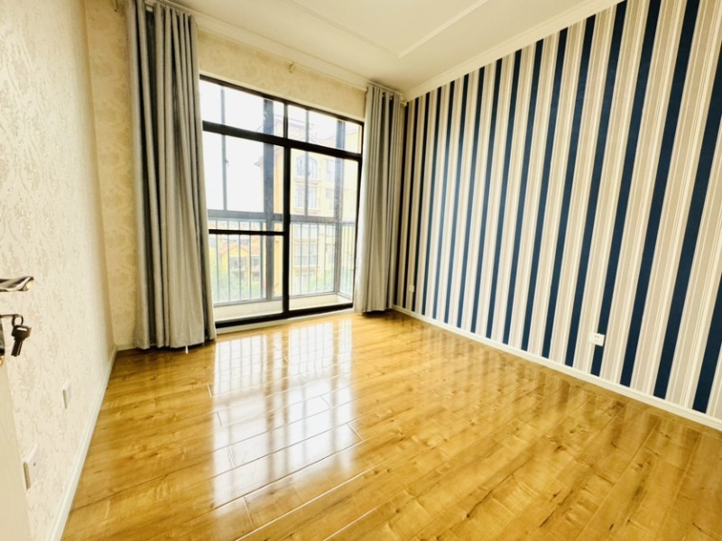 5室2廳2陽(yáng)臺(tái) 萬和花園臥室