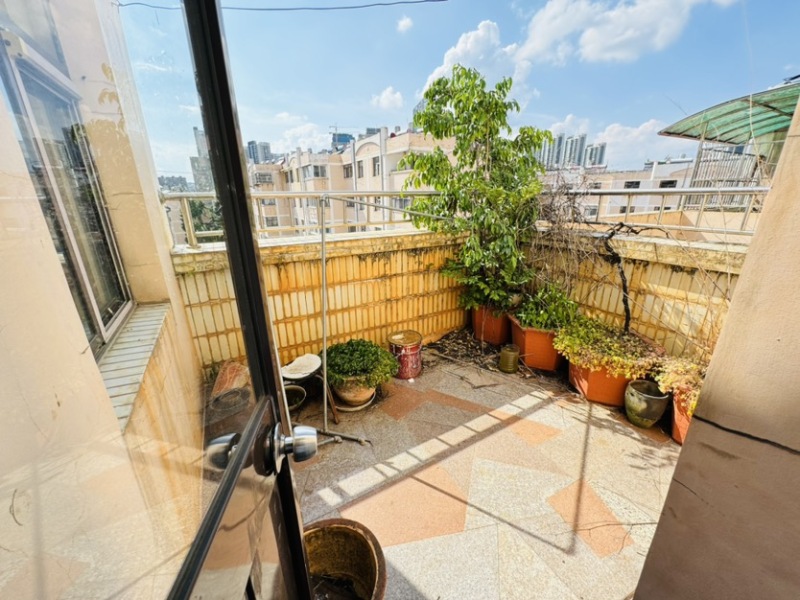 4室2廳1陽(yáng)臺(tái) 金實(shí)小區(qū)誠(chéng)實(shí)園陽(yáng)臺(tái)