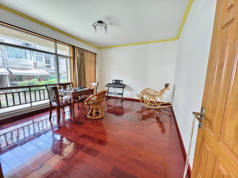 6室2廳3陽臺 清水木華別墅客廳