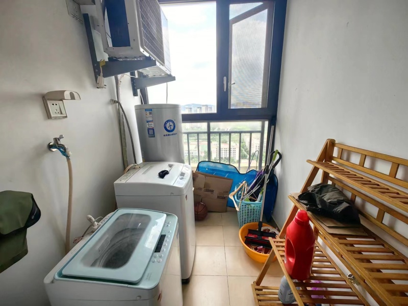 4室2廳2陽(yáng)臺(tái) 俊發(fā)城金盞苑陽(yáng)臺(tái)