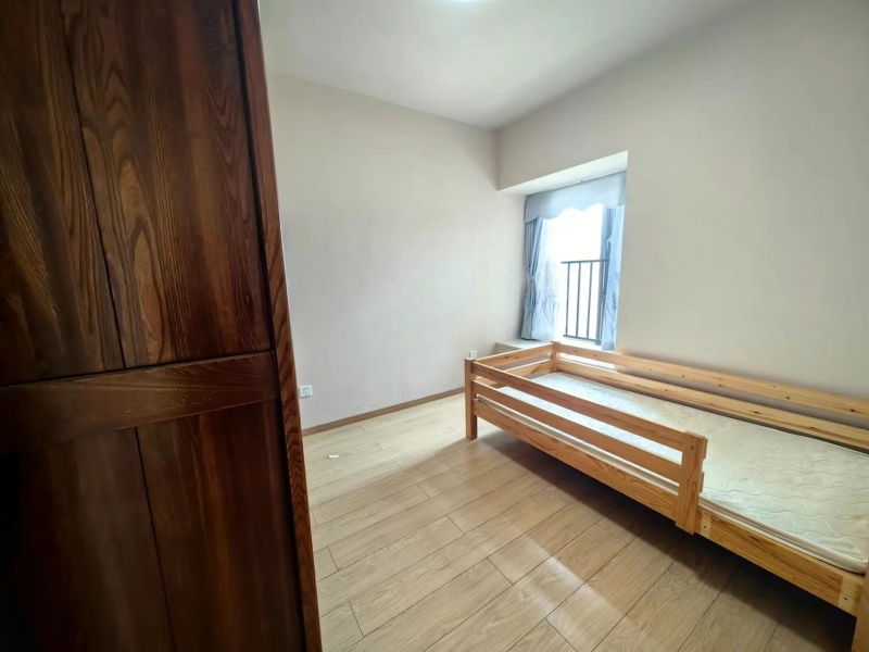 4室2廳2陽(yáng)臺(tái) 俊發(fā)城金盞苑臥室