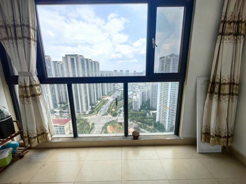 4室2廳2陽(yáng)臺(tái) 俊發(fā)城金盞苑陽(yáng)臺(tái)