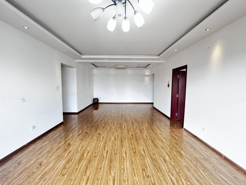 4室2廳2陽臺 同德昆明廣場B區(qū)客廳