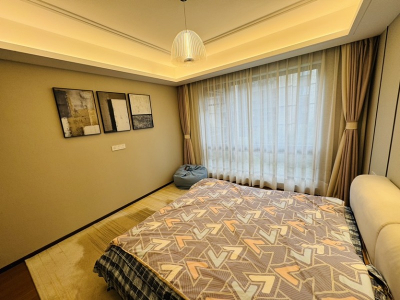 4室2廳2陽臺 華夏四季一期臥室