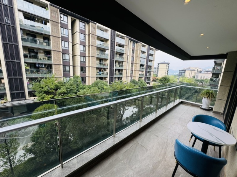 4室2廳2陽臺 華夏四季一期陽臺