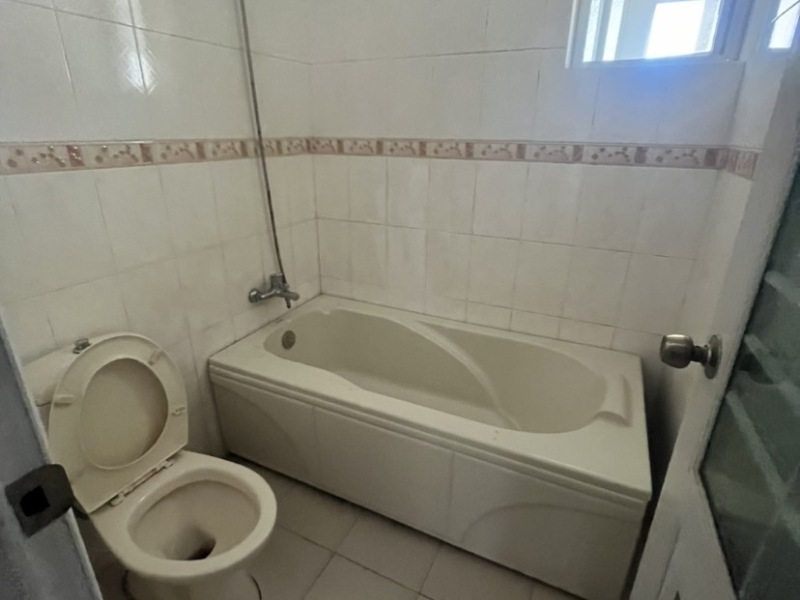 4室2廳2陽臺 愛地花園衛(wèi)生間