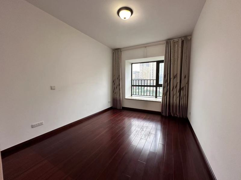 4室2廳2陽(yáng)臺(tái) 金域緹香臥室