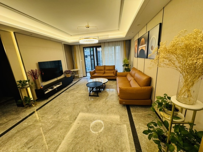 4室2廳2陽臺 華夏四季一期客廳