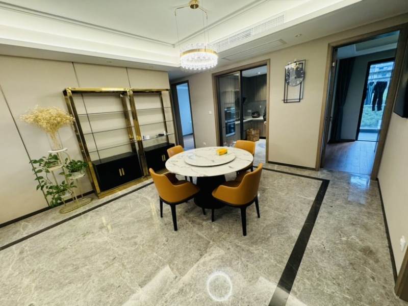 4室2廳2陽臺 華夏四季一期餐廳