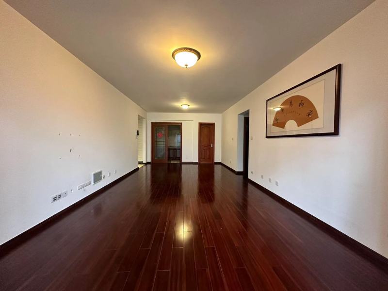 4室2廳2陽(yáng)臺(tái) 金域緹香客廳