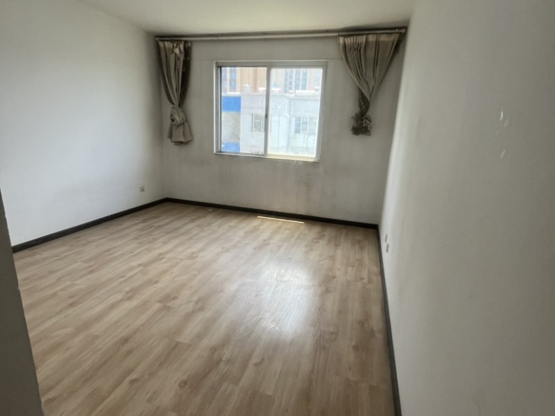 4室2廳2陽臺 愛地花園臥室