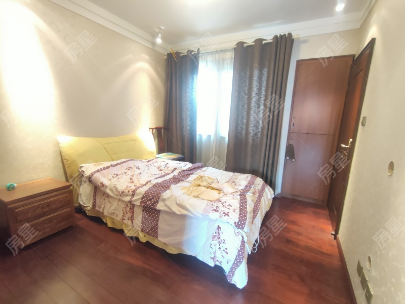 4室2廳2陽臺 香檳小鎮(zhèn)別墅臥室