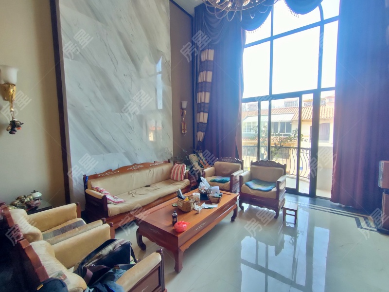 4室2廳2陽臺 香檳小鎮(zhèn)別墅客廳