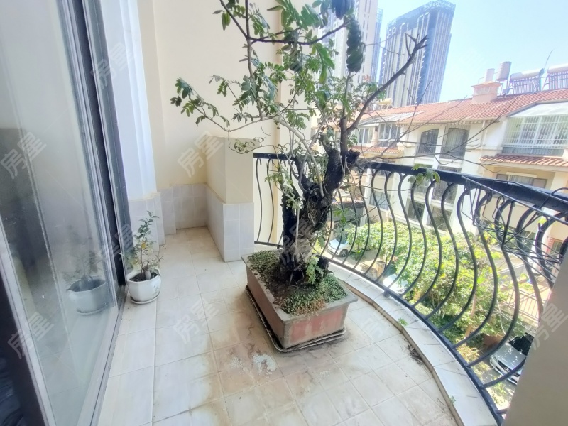 4室2廳2陽臺 香檳小鎮(zhèn)別墅陽臺