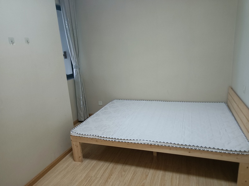 2室2廳2陽臺 譽(yù)峰峰景臥室