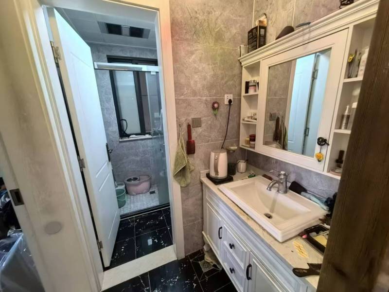 4室2廳1陽臺 綠地海珀瀾庭衛(wèi)生間