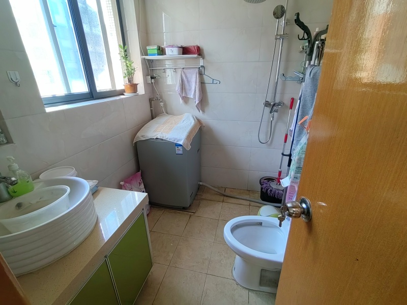 4室2廳1陽臺 金星小區(qū)衛(wèi)生間