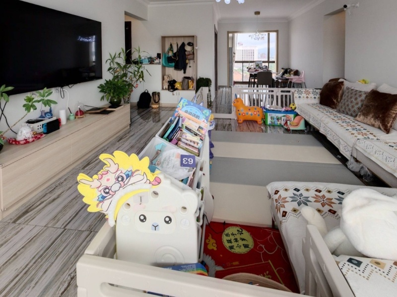 4室2廳2陽(yáng)臺(tái) 碧桂園紫臺(tái)客廳