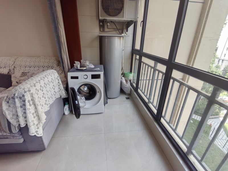 2室2廳1陽(yáng)臺(tái) 融創(chuàng)春風(fēng)十里A10地塊陽(yáng)臺(tái)