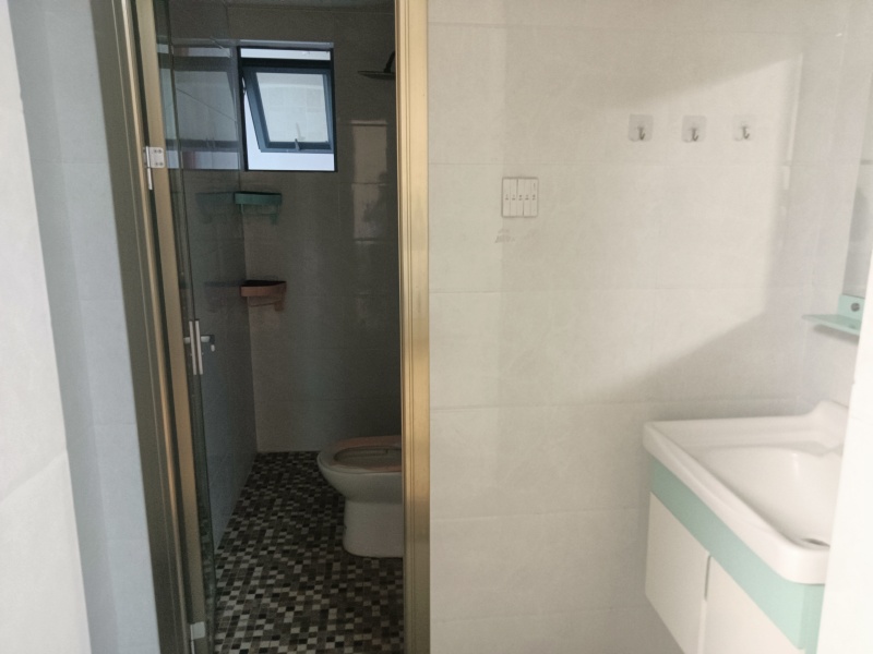 2室2廳2陽臺 譽(yù)峰峰景衛(wèi)生間