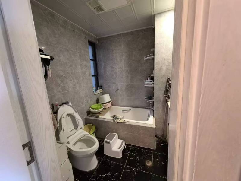 4室2廳1陽臺 綠地海珀瀾庭衛(wèi)生間