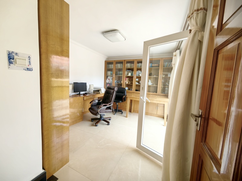 6室3廳2陽(yáng)臺(tái) 佳園上居別墅書(shū)房