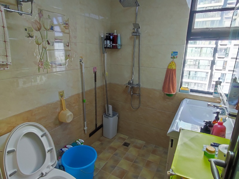 5室2廳4陽(yáng)臺(tái) 假日城市衛(wèi)生間