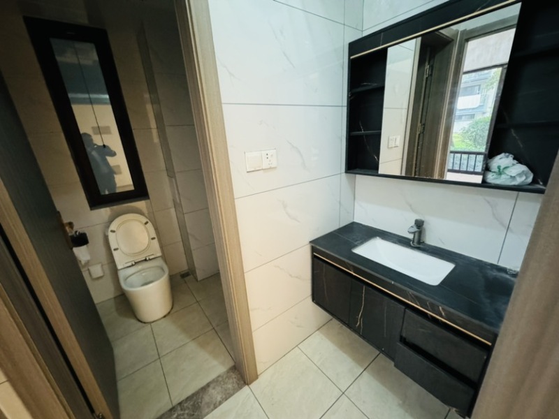 4室2廳2陽臺 華夏四季二期衛(wèi)生間