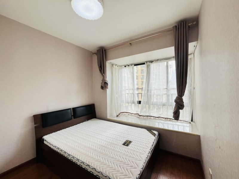 3室2廳2陽(yáng)臺(tái) 盛高大城二期臥室