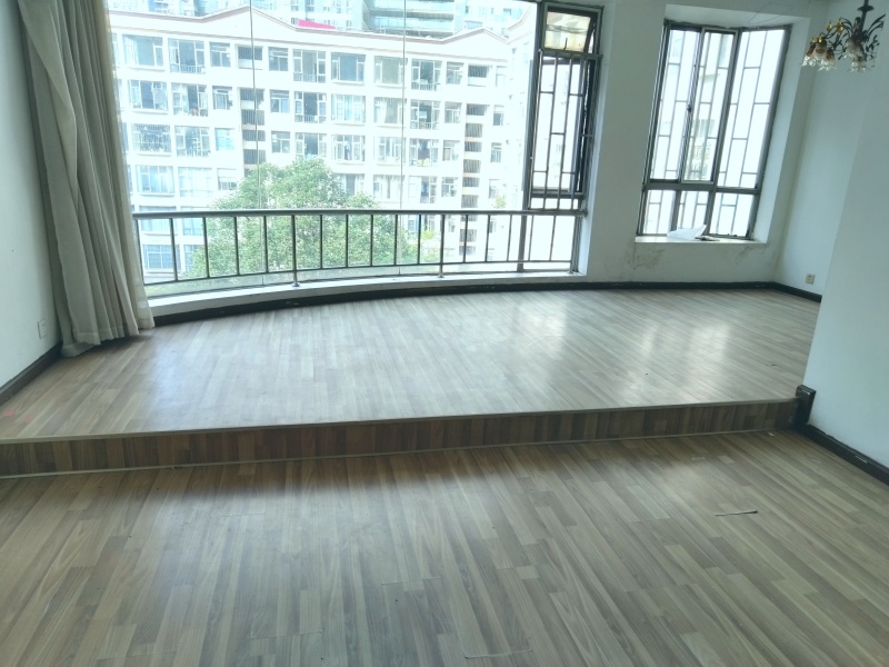 3室2廳2陽臺 金童花園陽臺