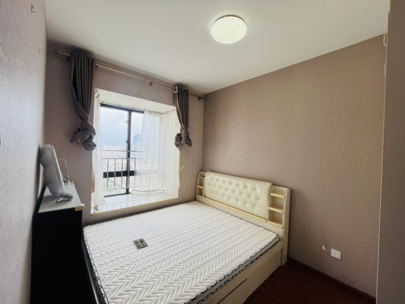 3室2廳2陽(yáng)臺(tái) 盛高大城二期臥室