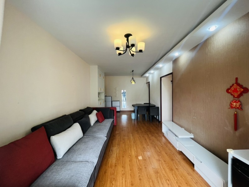 3室2廳2陽(yáng)臺(tái) 盛高大城二期客廳