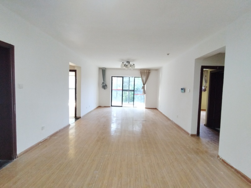 4室2廳2陽臺 融城優(yōu)郡客廳