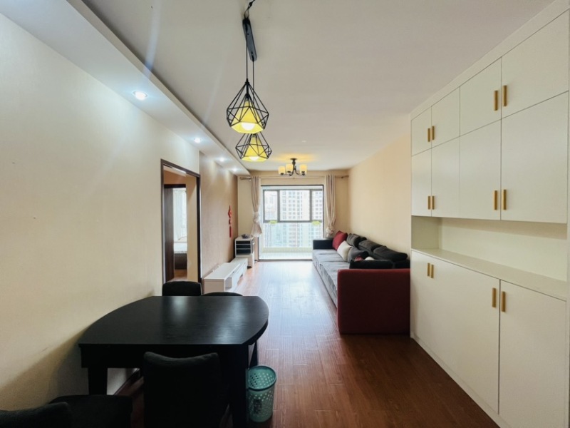 3室2廳2陽(yáng)臺(tái) 盛高大城二期客廳