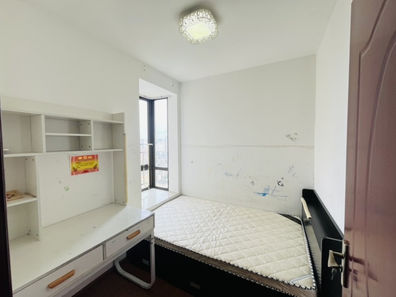 3室2廳2陽(yáng)臺(tái) 盛高大城二期臥室