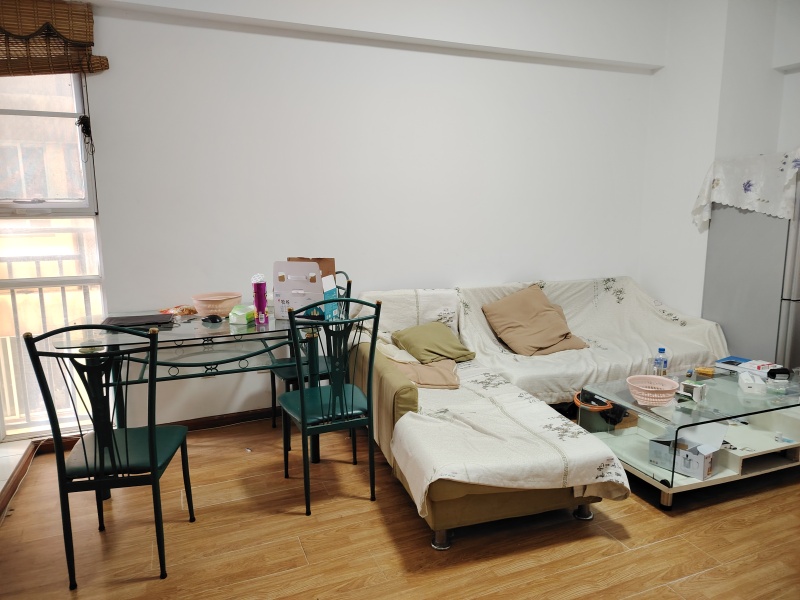 2室1廳1陽臺 中環(huán)金界客廳