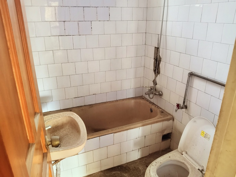 3室2廳1陽(yáng)臺(tái) 省委40號(hào)院衛(wèi)生間